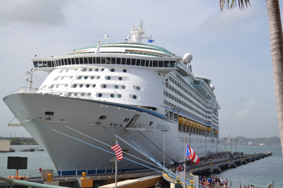 enfocando al barco gigante en San Juan