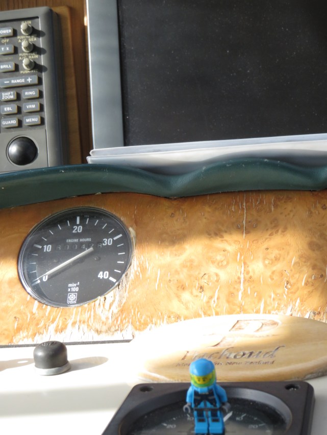 No nos dejaron manejar pero pudimos ver los controles del Yate