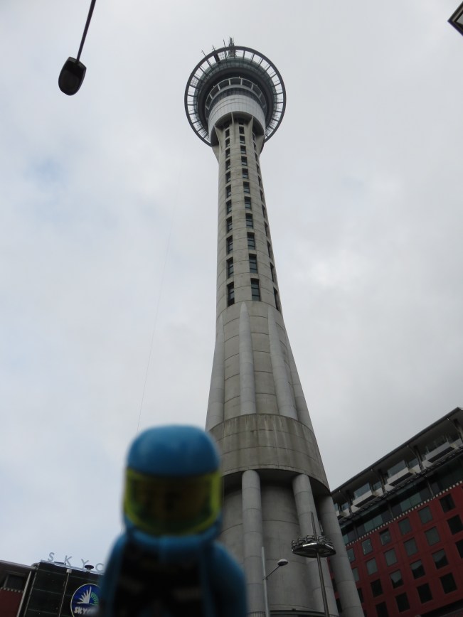 El astronauta preparándose para ir a la punta de la torre