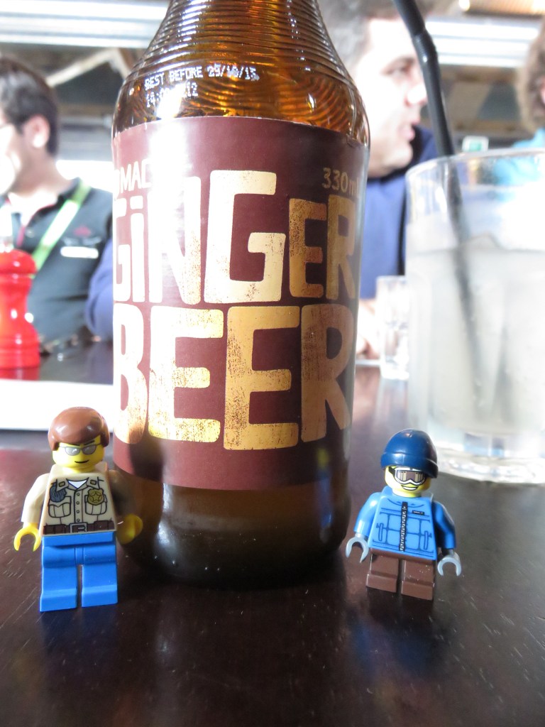 Dos compañeros tratando de acabarse la Ginber Beer