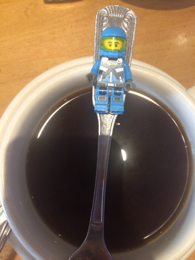 Sintiendo ta temperatura del vapor del café de mamá