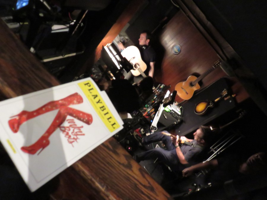 Los músicos afinando antes de empezar