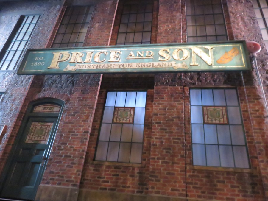 Price & Son - Escenografía de Kinky Boots
