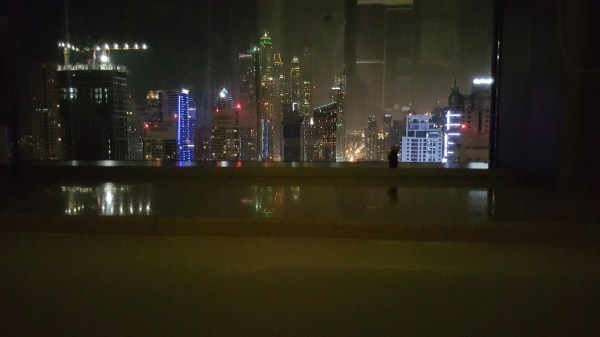 Lego observando el paisaje