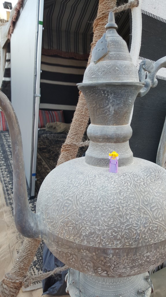 La princesa posando en una de las lámparas de la fiesta del desierto....creo que no tiene su sombrero!