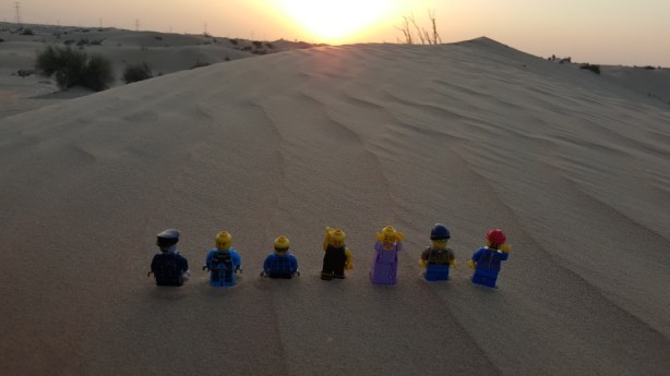 Los Legos posando para la foto antes de que se meta el sol entre las dunas de arena.