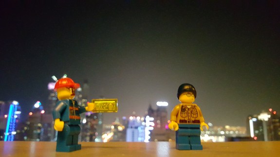 Y completando una transacción en Dubai