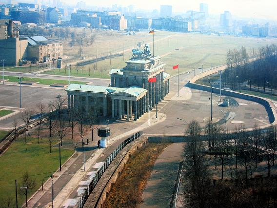 berlin_brandenburg_gate_while_small